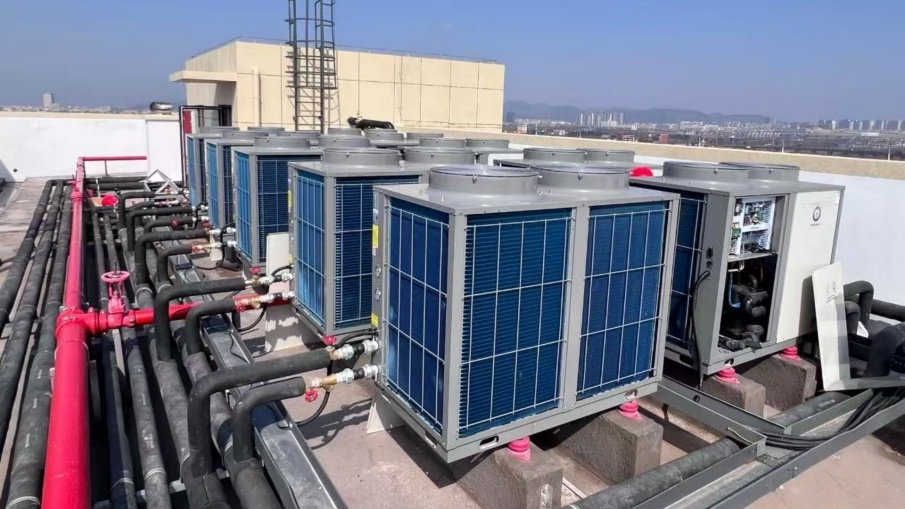 Selbstgebaute Fabrikgebäude werden mit Dual-Source-Wärmepumpensystemen ausgestattet und etablieren so ein neues Modell für eine CO2-arme Energieversorgung im Park